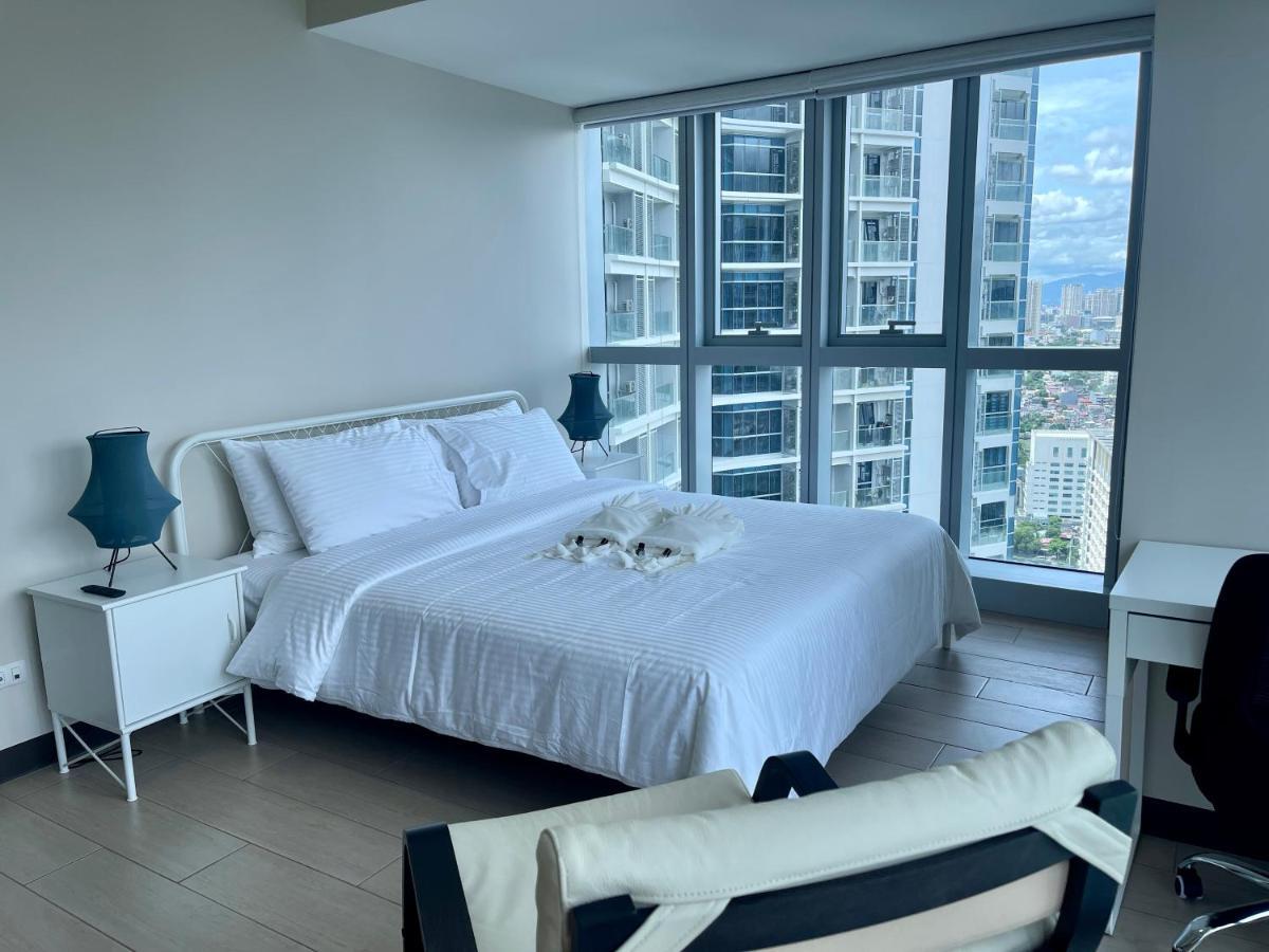 Bright 2-Bedroom Condo With Pool In Bgc Uptown Manila Dış mekan fotoğraf