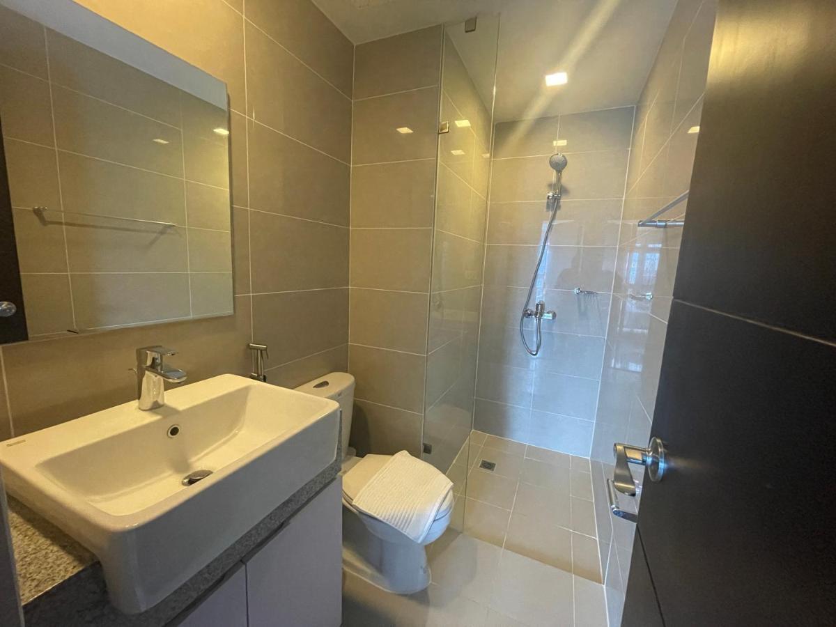 Bright 2-Bedroom Condo With Pool In Bgc Uptown Manila Dış mekan fotoğraf