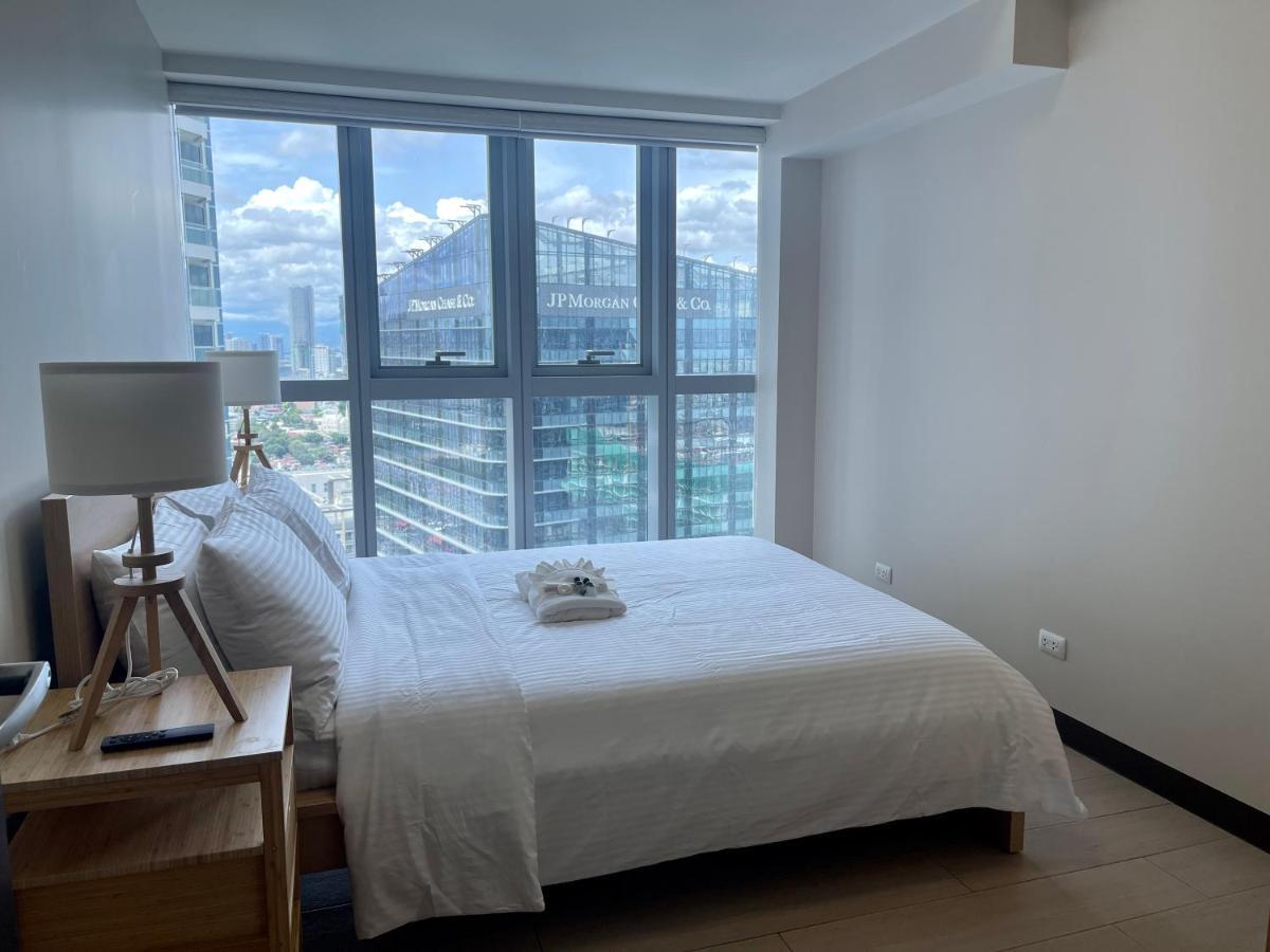 Bright 2-Bedroom Condo With Pool In Bgc Uptown Manila Dış mekan fotoğraf