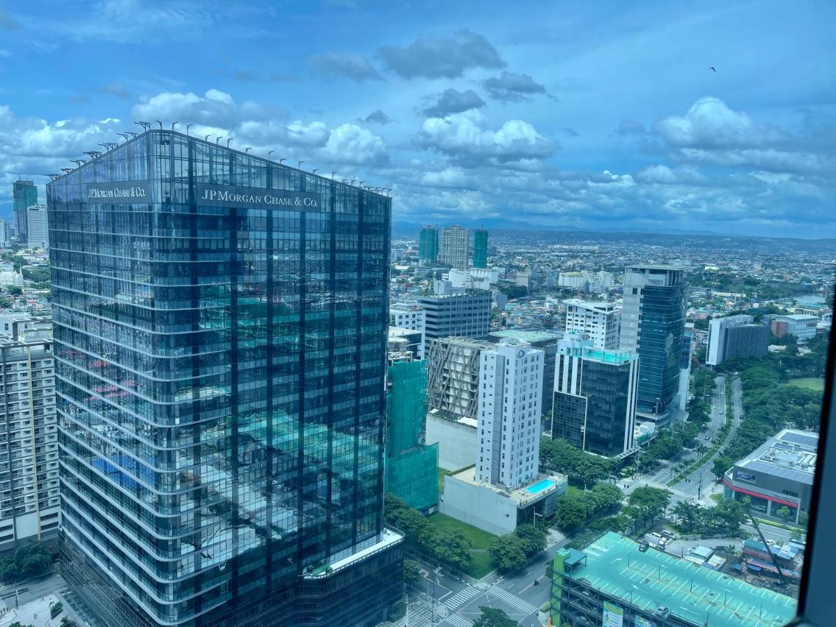 Bright 2-Bedroom Condo With Pool In Bgc Uptown Manila Dış mekan fotoğraf