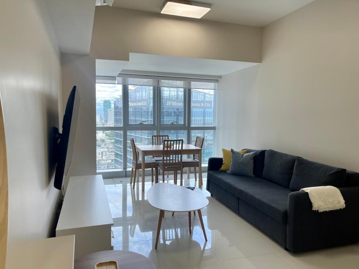 Bright 2-Bedroom Condo With Pool In Bgc Uptown Manila Dış mekan fotoğraf