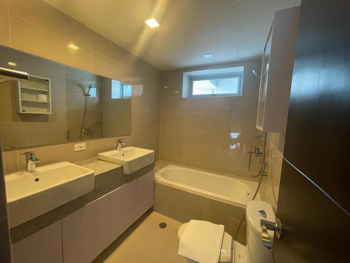 Bright 2-Bedroom Condo With Pool In Bgc Uptown Manila Dış mekan fotoğraf