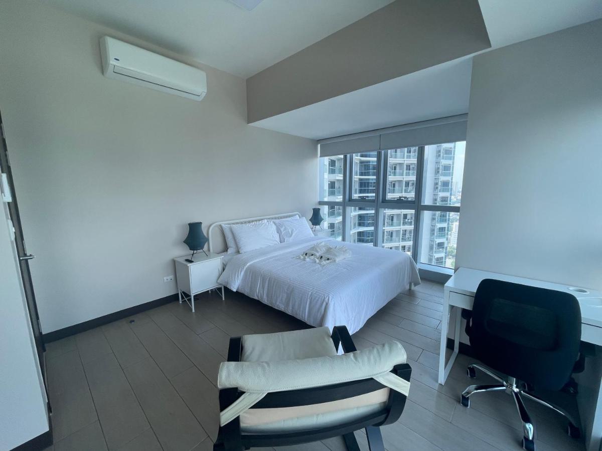 Bright 2-Bedroom Condo With Pool In Bgc Uptown Manila Dış mekan fotoğraf