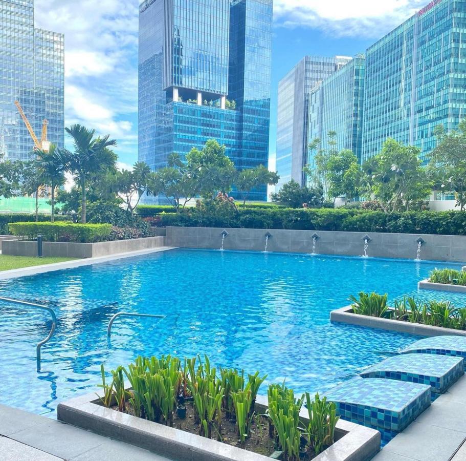 Bright 2-Bedroom Condo With Pool In Bgc Uptown Manila Dış mekan fotoğraf